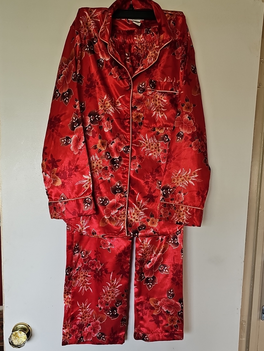 MARIANNE Red Floral Satin Pajama Set. Size Small.
